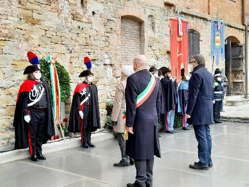 L’assessore regionale alle Autonomie locali Pierpaolo Roberti (primo a destra) depone una corona al monumento nazionale della Risiera di San Sabba. A sinistra il sindaco di Trieste Roberto Dipiazza